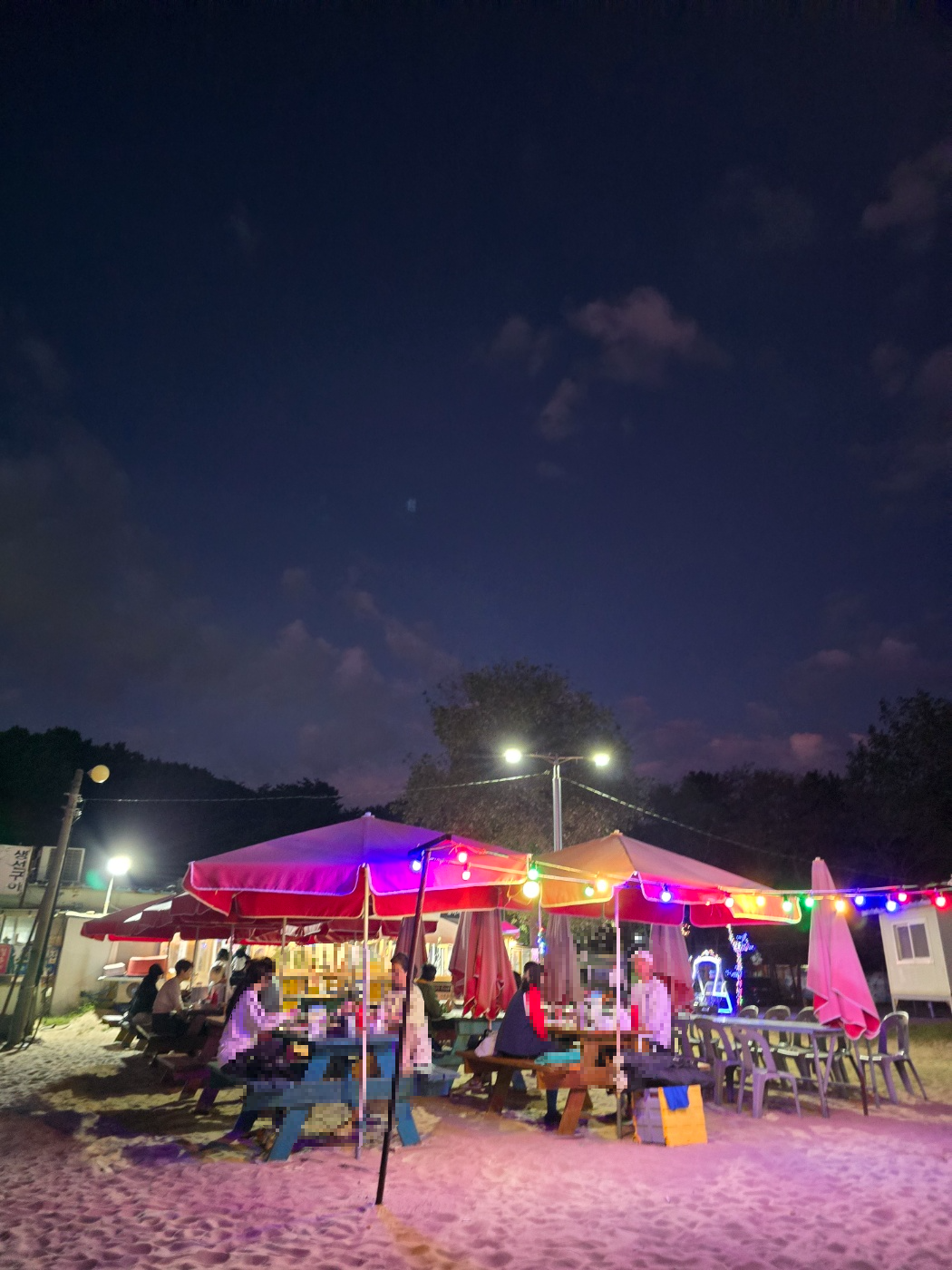 완전 밤이된 하나개조개구이집 모습