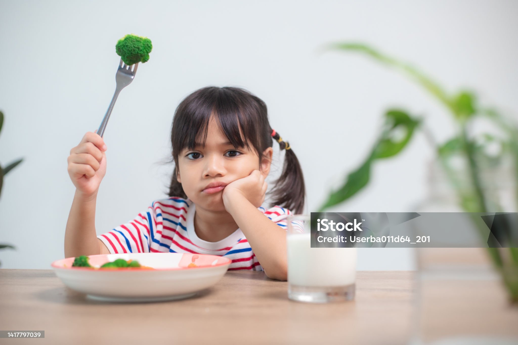 아이가 브로콜리를 안먹고 편식을 하는 모습