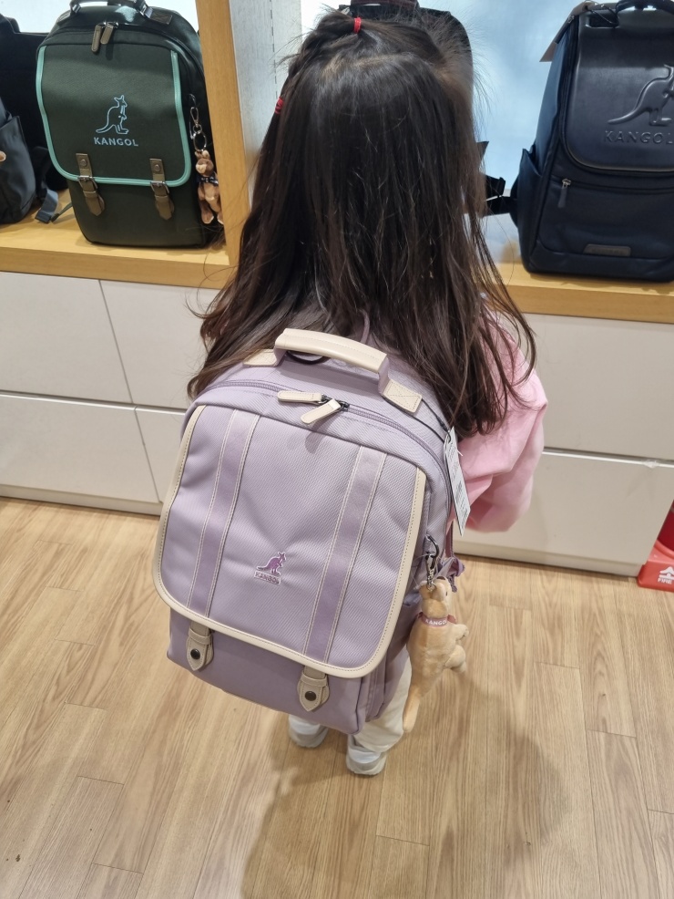 보라색-책가방을-맨-딸-아이-옆-모습