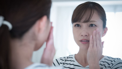 주름을 살펴보는 여성