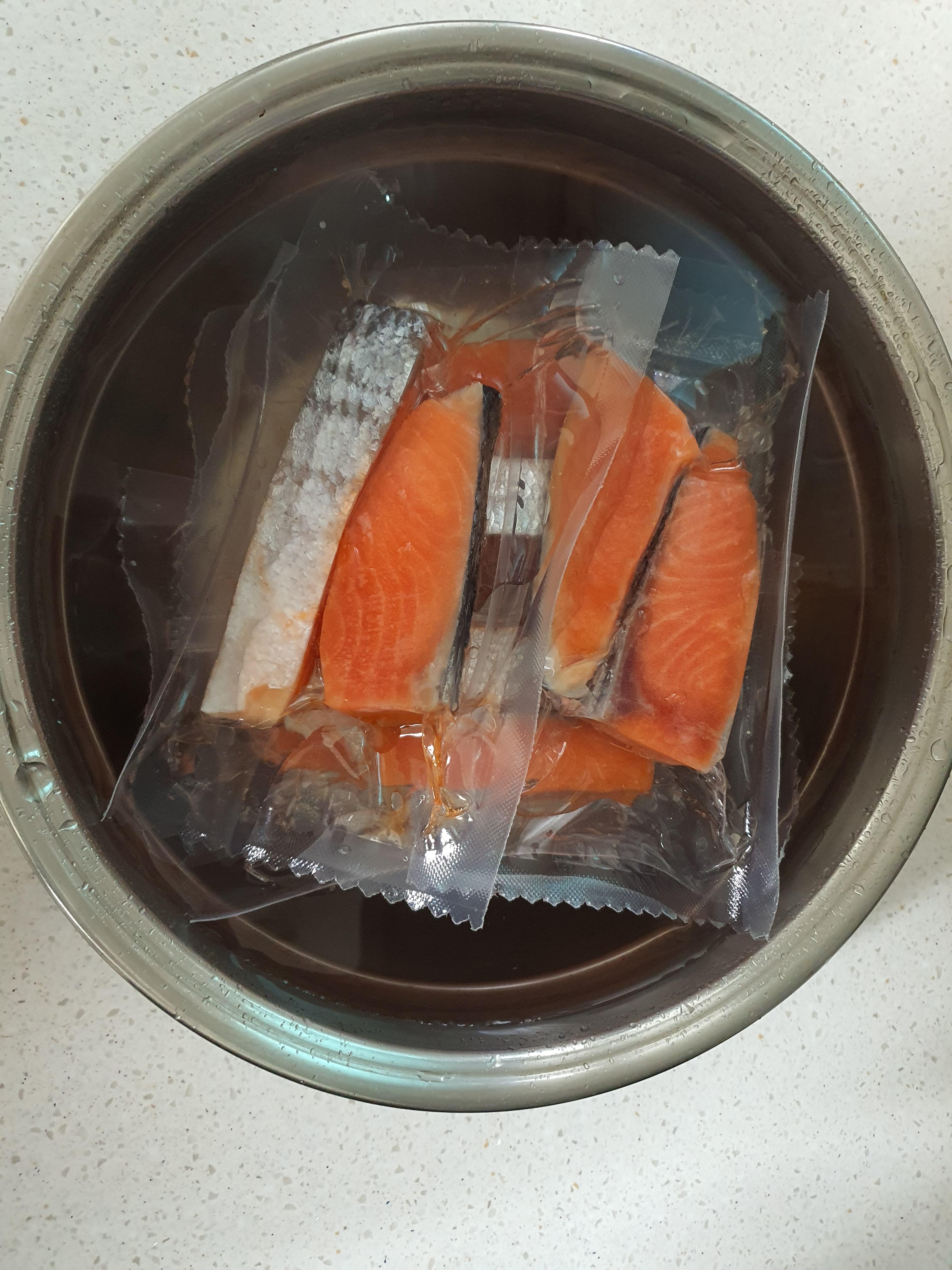 냉동-연어는-해동을-해야-합니다.