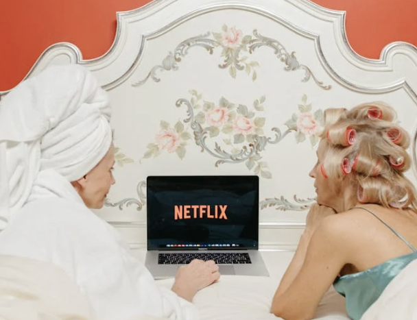 ott 보고있는 여성 두 명