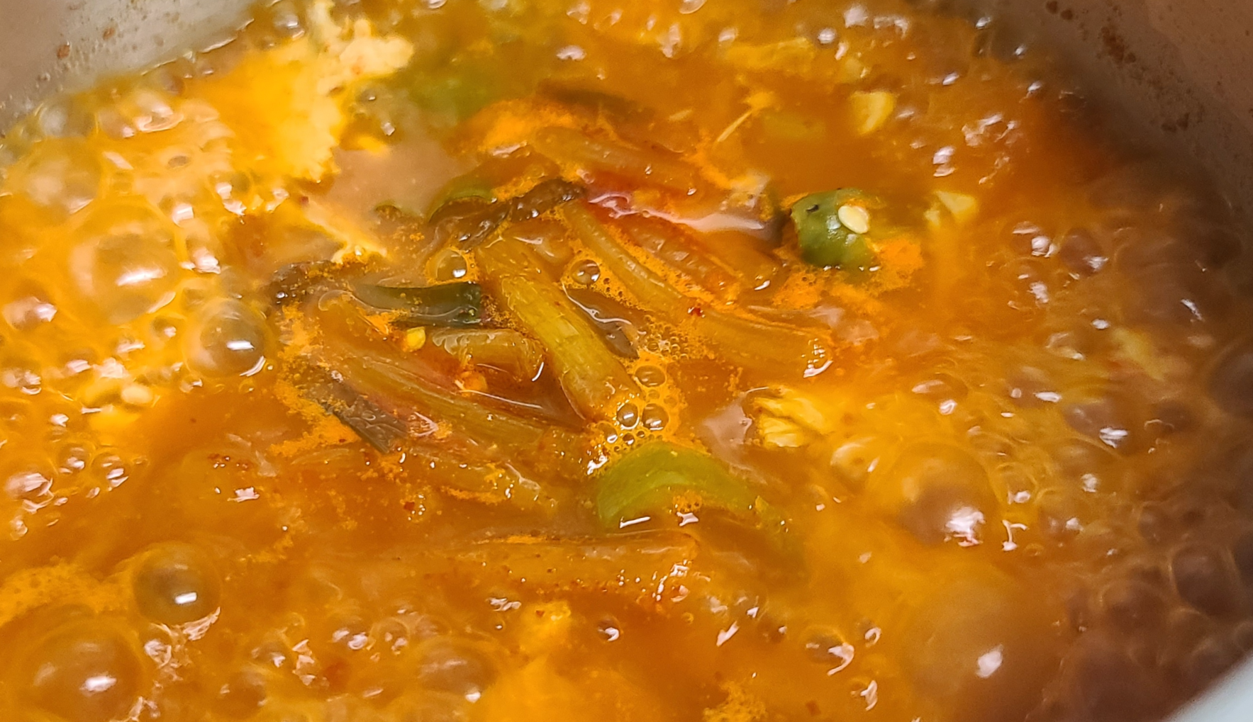 간편식사 외갓집 돼지국밥 얼큰한국물 얼큰부산돼지국밥 넉넉한유통기한 국내산돼지고기 청양고추 푸짐한건더기 간편식 냉동식품