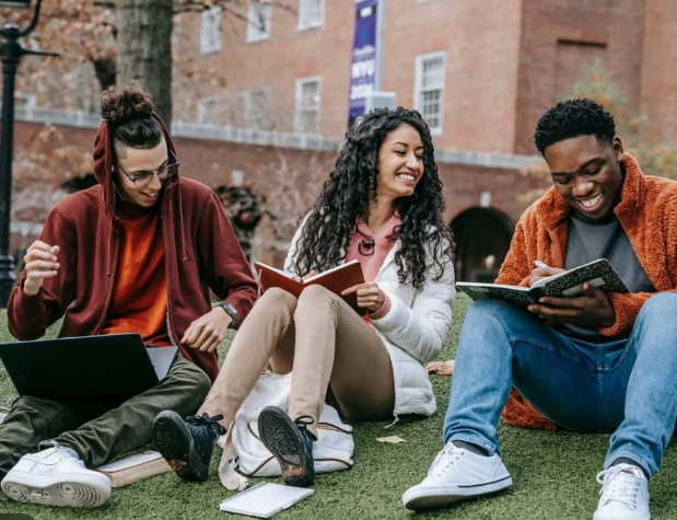 미국장학금 지원, 미국대학교, 미국대학원 장학금 지원 방법 대학생들 3명