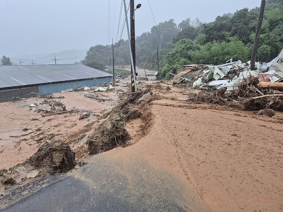 A farm in Sancheong-gun, Gyeongnam, is covered in soil runoff from heavy rains.