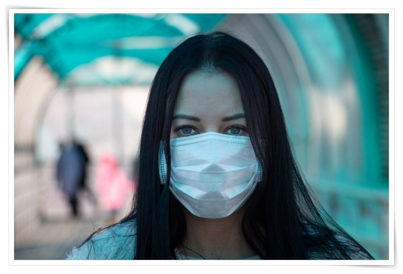 마스크 쓴 여인