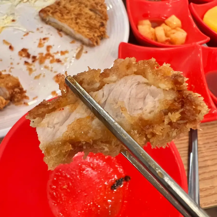 짱구분식 돈까스 속사진 입니다. 고기가 매우 두툼했습니다.