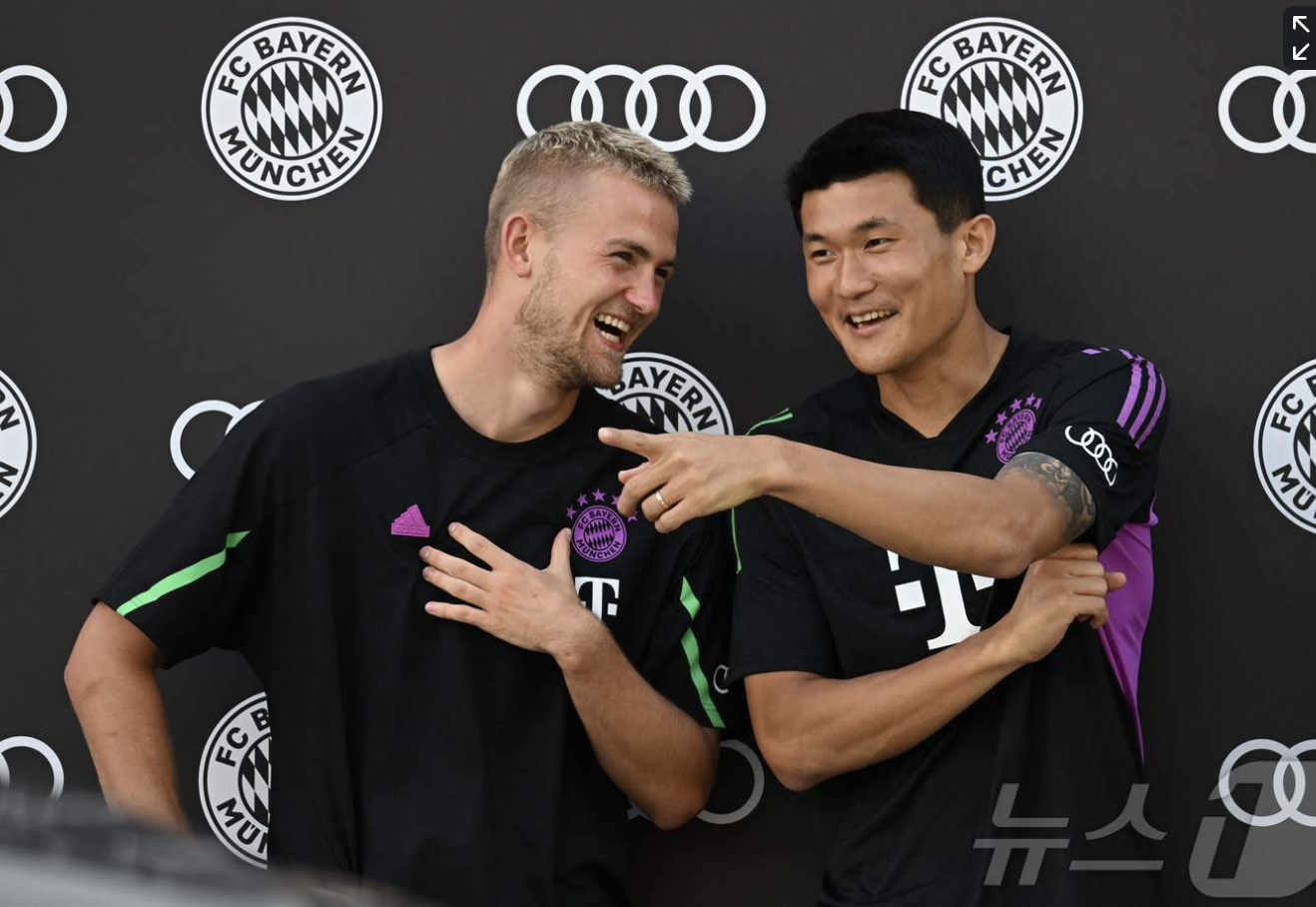 바이에른 뮌헨 더리흐트와 김민재(사진출처.뉴스1)