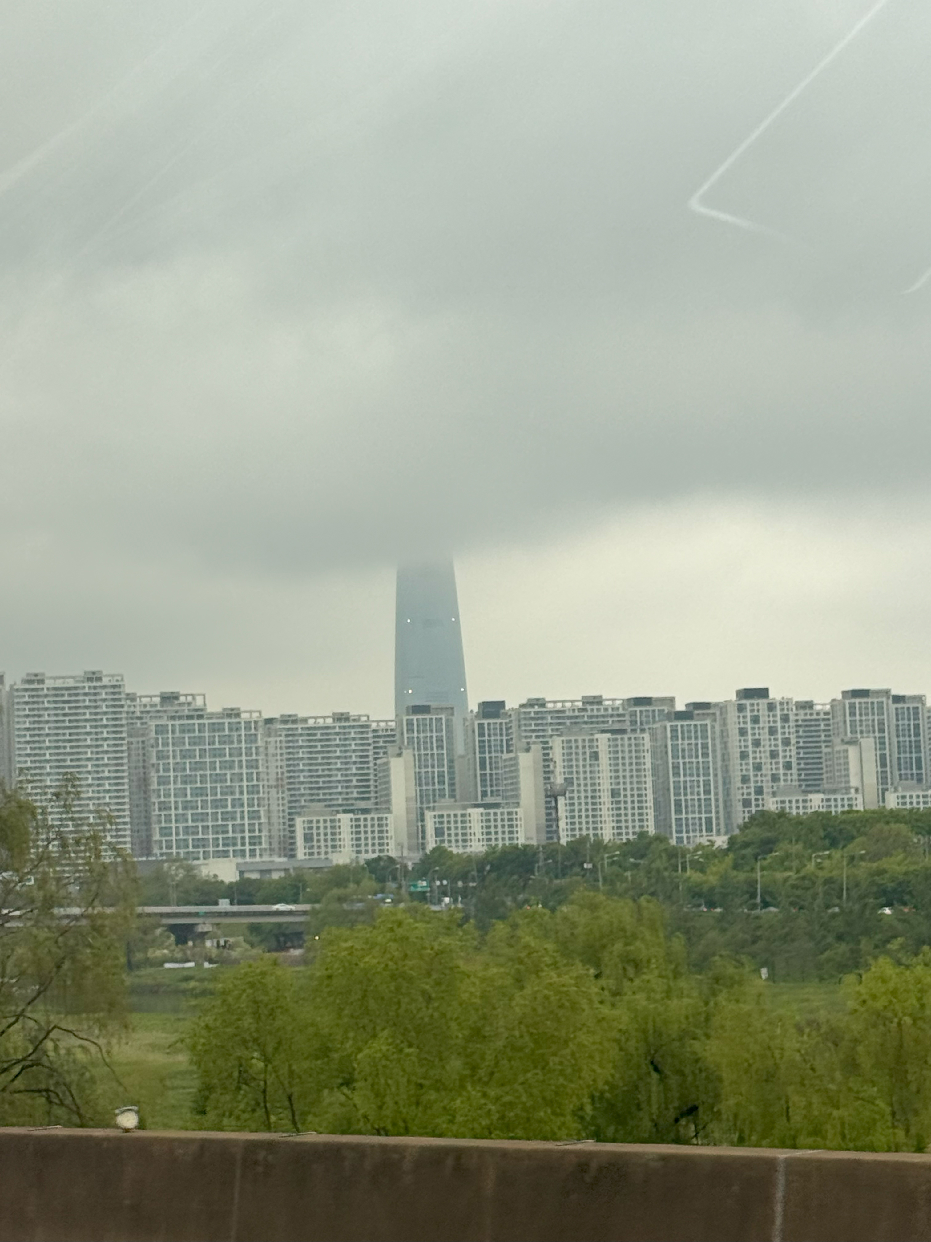 구름에 가려진 롯데타워