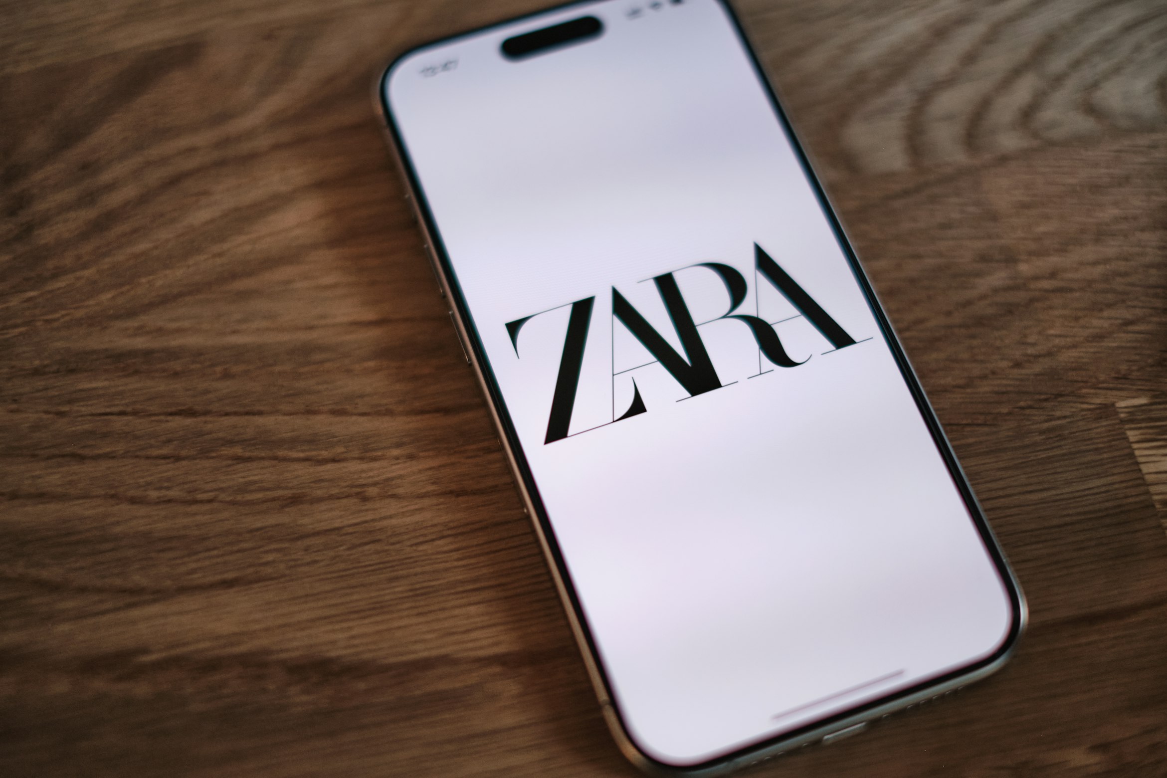 ZARA APP 이미지 (출처: unsplash)