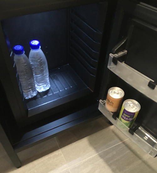 디올호텔-냉장고-안-물과-음료