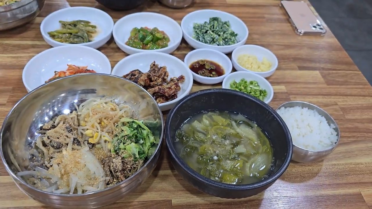 반찬과 추어탕, 비빔밥이 차려진 상 전체