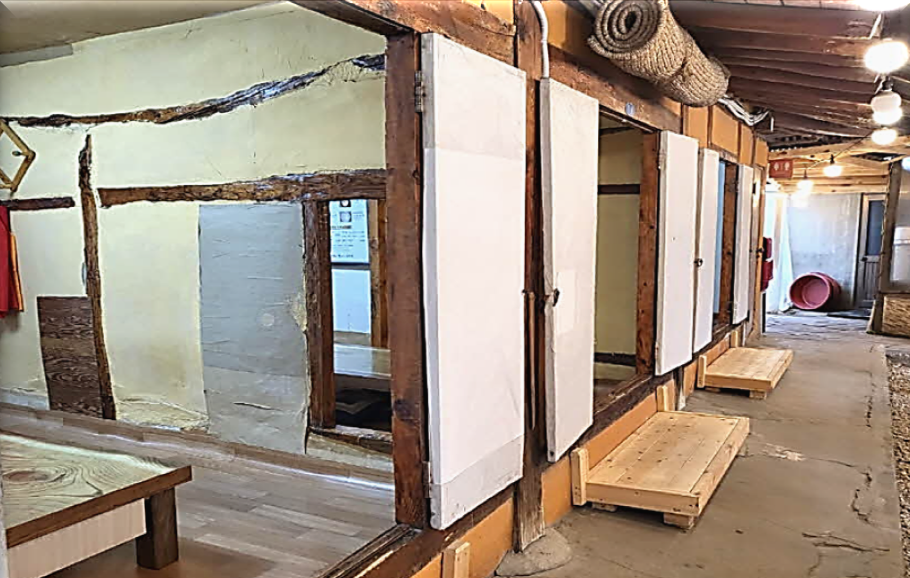 한옥을 개조해 방마다 테이블이 있는 초당토박이할머니순두부집 실내 분위기