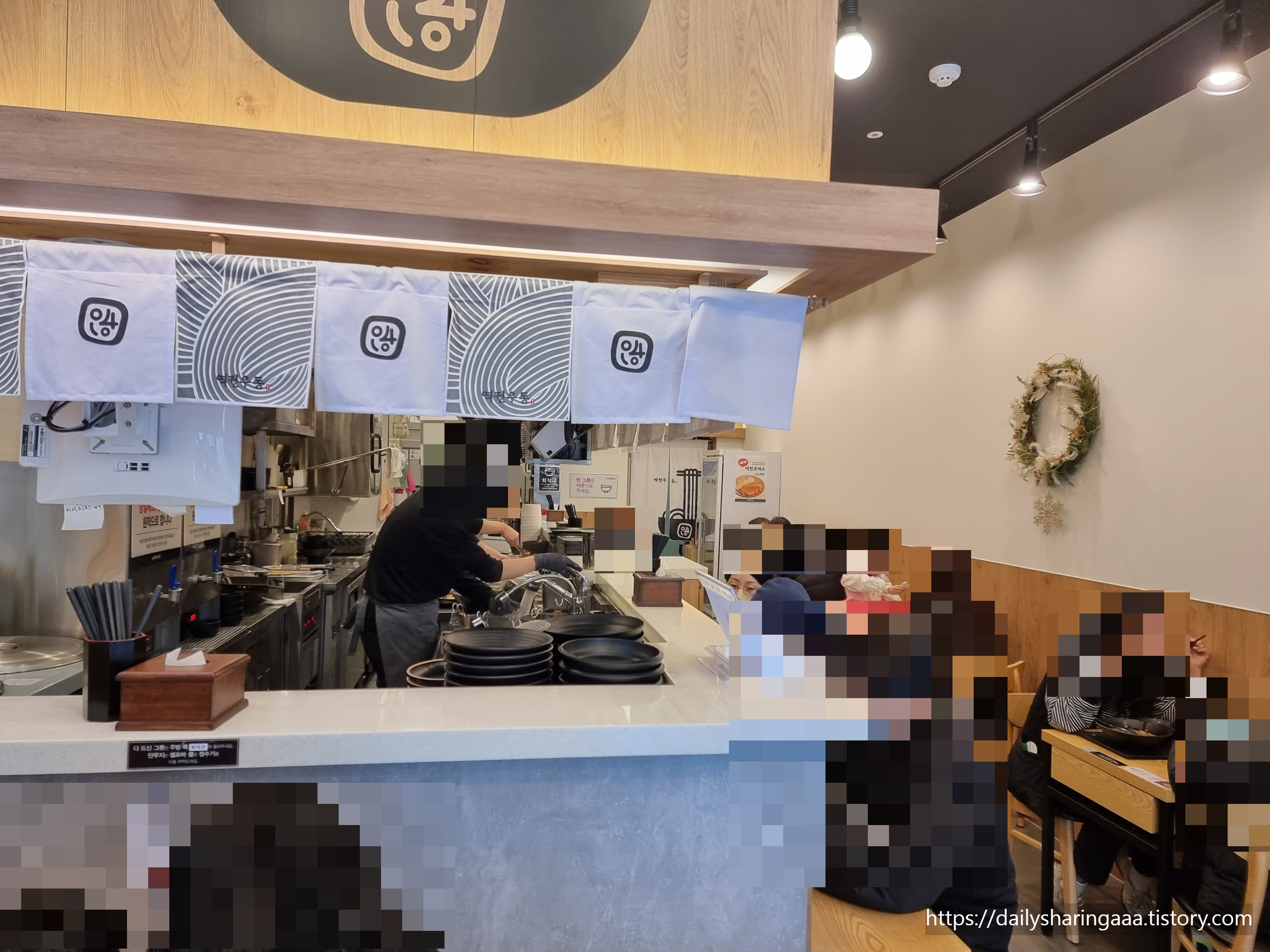 인천_가정동_루원시티_역전우동_내부