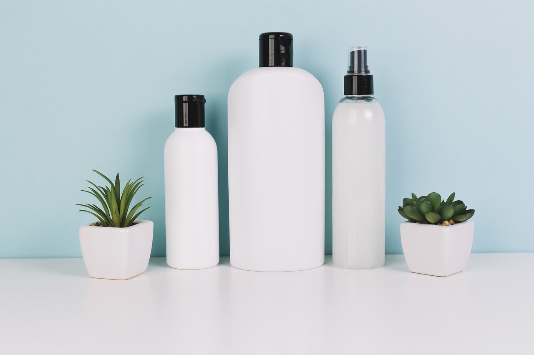 달팽이점액(Snail Secretion Filtrate)**은 최근 스킨케어 성분 중 가장 주목받는 천연 유래 성분 중 하나입니다.
피부 재생, 수분 공급, 탄력 강화까지 다방면에서 효과가 입증되면서 다양한 연령층과 피부 타입에서 인기를 끌고 있죠.
하지만 피부 타입에 따라 같은 성분이라도 작용 방식이나 최적의 사용법은 달라져야 합니다.
특히 건성, 지성, 복합성처럼 세부 유형별로 달팽이점액의 활용법을 구분해 접근하면 훨씬 효과적인 결과를 얻을 수 있습니다.
🔍 왜 ‘피부 타입’에 맞춰야 할까?
피부는 기본적으로 수분과 피지의 균형에 따라 크게 세 가지로 나눌 수 있습니다:
건성(Dry skin): 피지 분비가 적고 수분 유지력이 낮음
지성(Oily skin): 피지 분비가 활발하며 모공이 넓고 번들거림
복합성(Combination skin): T존은 유분, U존은 건조한 상태
이러한 차이는 성분 흡수 속도, 트러블 발생 가능성, 지속력 등에 직접적인 영향을 미칩니다.
따라서 어떤 타입이든 무조건 많이 바르고 오래 사용하는 것만이 능사는 아니라는 점을 기억해야 합니다.
🧴 1. 건성 피부: 깊은 보습 + 장벽 강화가 핵심
건성 피부는 유분과 수분 모두 부족하여 각질이 일어나고, 피부가 거칠어지기 쉬운 타입입니다.
이런 피부는 단순한 보습제만으로는 부족하며, 수분을 끌어당기고 유지시켜줄 성분이 필요하죠.
💡 달팽이점액이 건성에 좋은 이유
뮤신이 수분을 끌어당겨 장시간 보습 지속
콜라겐과 알란토인 성분이 피부 장벽을 재건
자극이 거의 없어 민감한 건성에도 안정적
✅ 추천 사용법
크림 타입 제품을 아침·저녁 2회 사용
세럼 → 크림 2단계로 보습 레이어링
세안 후 1분 내에 사용해 수분 손실 최소화
겨울철엔 오일과 섞어 사용하면 시너지 효과 ↑
💦 2. 지성 피부: 트러블 예방과 피지 조절이 관건
지성 피부는 피지 분비가 활발해 모공이 넓고, 여드름이 자주 발생합니다.
무겁고 끈적한 제품은 오히려 모공을 막아 트러블을 유발할 수 있기 때문에,
달팽이점액의 흡수력과 진정 기능을 중심으로 활용하는 것이 핵심입니다.
💡 달팽이점액이 지성에 적합한 이유
글리콜산이 각질 케어에 도움
항균 작용이 여드름균 증식 억제에 기여
유분 없이 산뜻한 수분감 제공
피부 재생을 도와 여드름 자국 회복에 효과적
✅ 추천 사용법
젤 제형 또는 가벼운 에센스 형태 선택
아침엔 가볍게, 저녁엔 진정 마스크팩 활용
오일프리 제품을 중심으로 선택
과도한 양 사용은 피지 분비 자극 가능, 소량 사용 권장
🌀 3. 복합성 피부: ‘균형’이 가장 중요
복합성 피부는 T존은 기름지고, U존은 건조한 이중적인 특성을 가지고 있습니다.
이런 경우에는 피부 부위별 맞춤형 스킨케어 접근이 필요합니다.
달팽이점액은 이중 기능을 가지고 있어, 복합성에 매우 유용하게 활용할 수 있습니다.
💡 달팽이점액이 복합성에 적합한 이유
T존에는 유분 없는 수분감만 공급
U존에는 장벽 보완을 통해 보습 유지
전반적으로 자극 없이 피부 밸런스 회복에 도움
✅ 추천 사용법
T존에는 세럼만 도포, U존엔 크림 추가 사용
1일 1회 저녁 집중 케어 (세안 후 피부 안정화 시점 활용)
계절에 따라 양과 사용 빈도 조절 (여름엔 줄이고 겨울엔 늘리기)
수분 마스크팩 병행 시 복합부위 조절에 효과적
📌 제품 선택 팁 (피부 타입별 공통)
항목 건성 지성 복합성
제형 크림, 밤 젤, 에센스 크림+에센스 병용
사용 시간 아침+저녁 저녁 위주 저녁+필요시 아침
부가성분 히알루론산, 세라마이드 녹차 추출물, 병풀 판테놀, 비타민B5
피해야 할 성분 알코올, 인공향 오일, 실리콘 무거운 질감 제품
💬 전문가 팁: 잘못 쓰면 오히려 피부 상태 악화될 수 있다?
의외로 달팽이점액을 사용하고 트러블이 생겼다는 사람들도 있습니다.
그 이유는 성분 자체가 아닌 '함께 들어간 보조 성분' 때문인 경우가 대부분입니다.
향료, 색소, 파라벤, 페녹시에탄올 등은 피부 타입과 관계없이 주의
'달팽이점액 고함량' 광고가 오히려 흡수 저해를 부를 수 있음
저가 제품 중 일부는 달팽이점액 원료 품질이 낮아 자극 발생 가능
🧾 결론: 내 피부에 맞는 방식으로 ‘스마트하게’ 써야 합니다
달팽이점액은 그 자체만으로도 훌륭한 성분입니다.
하지만 피부 타입을 고려하지 않고 무작정 바르는 것은 오히려 효과를 반감시키거나 트러블을 유발할 수 있습니다.
✔ 건성은 보습 유지와 재생 중심,
✔ 지성은 진정과 흡수 위주,
✔ 복합성은 부위별 차등 사용 전략이 필요합니다.
내 피부의 컨디션을 정확히 파악하고,
피부에 맞는 제형과 사용법을 적용하는 것.
그게 바로 달팽이점액의 진짜 효과를 이끌어내는 핵심 노하우입니다.
💡 마무리 한 줄 조언:
“달팽이점액은 만능이 아니다. 하지만 내 피부를 이해한다면, 가장 스마트한 선택이 될 수 있다.”
🔎 참고자료
Journal of Dermatological Science, 2021
K-Beauty Ingredient Index: Snail Mucin
EWG Skin Deep Database
대한피부과학회 정기 학술자료 (2022)