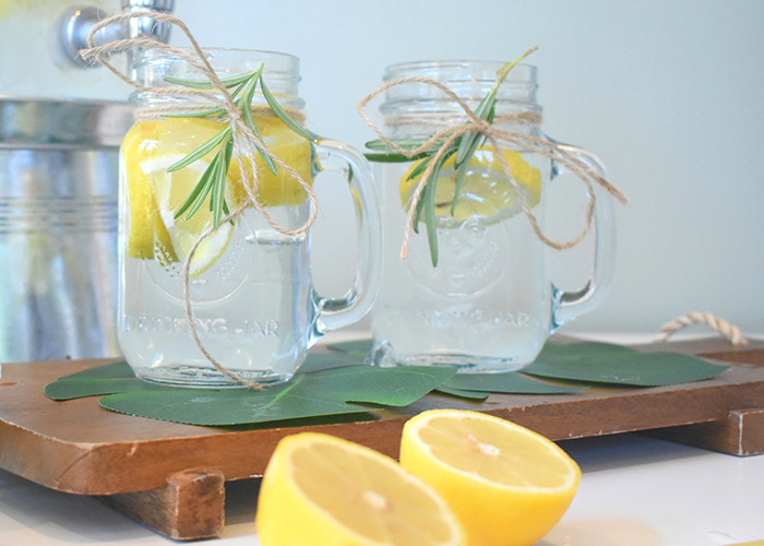 손잡이가 달려있는 유리컵에 레몬물과 레몬슬라이스가 들어있다