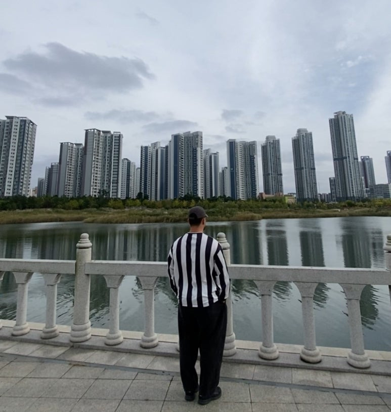 데일리룩('25. 10. 18.)칼하트 오데사 볼캡, 필루미네이트 스트라이프 티셔츠 지브라 유벤투스 델피에로 지단 유니폼, 무신사스탠다드 데님와이드 벌룬팬츠, 아식스 조그 100