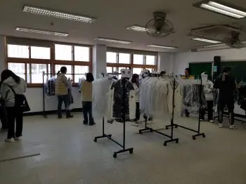 교복은행에서 교복이 많이 팔리고 소량이 남아있는 헹거와 교실안