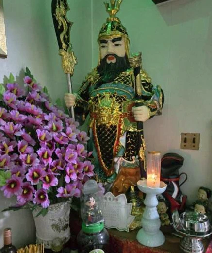 검은색 옷을 입은 장군