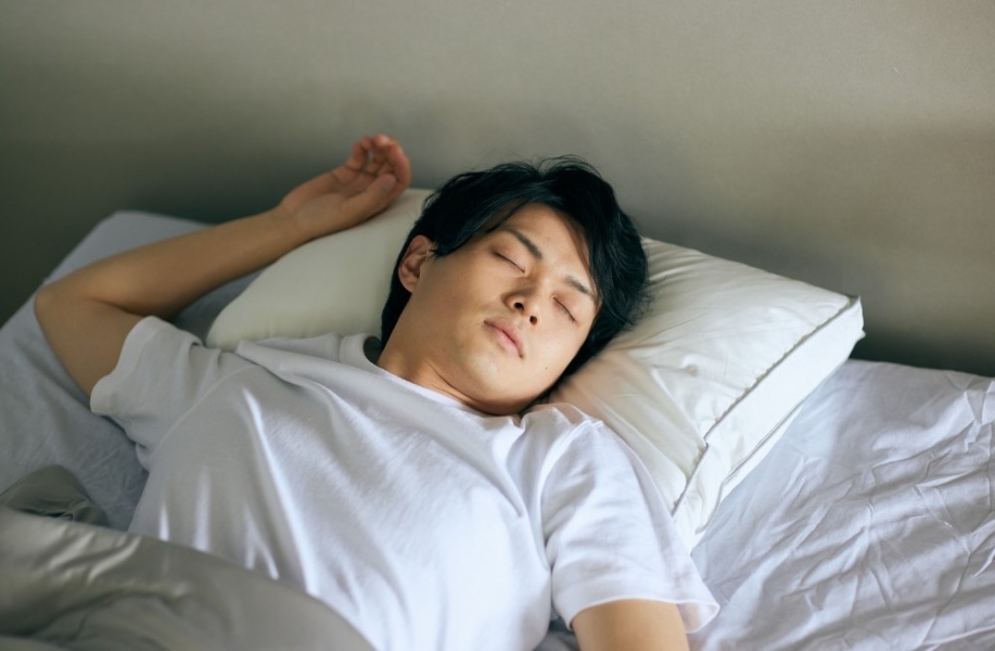 한 남성이 깊은 잠을 설치고 있는 모습 via canva