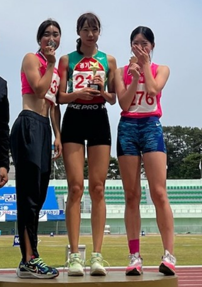 가운데 이채현 육상선수