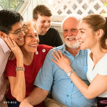 함께 웃고 있는 다세대 가족의 행복한 모습