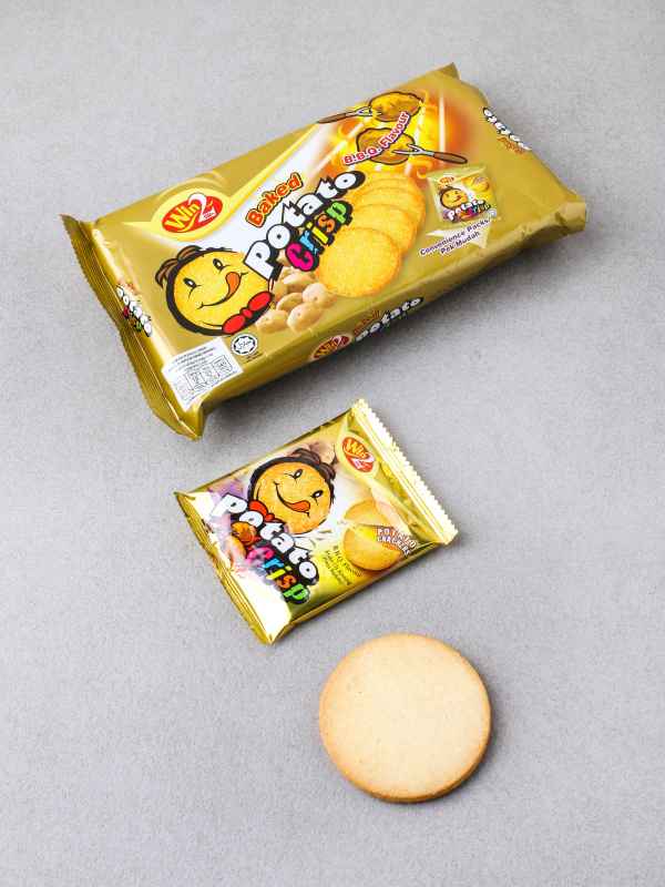 봉지에 들어있는 과자와 한개 꺼내놓은 모습