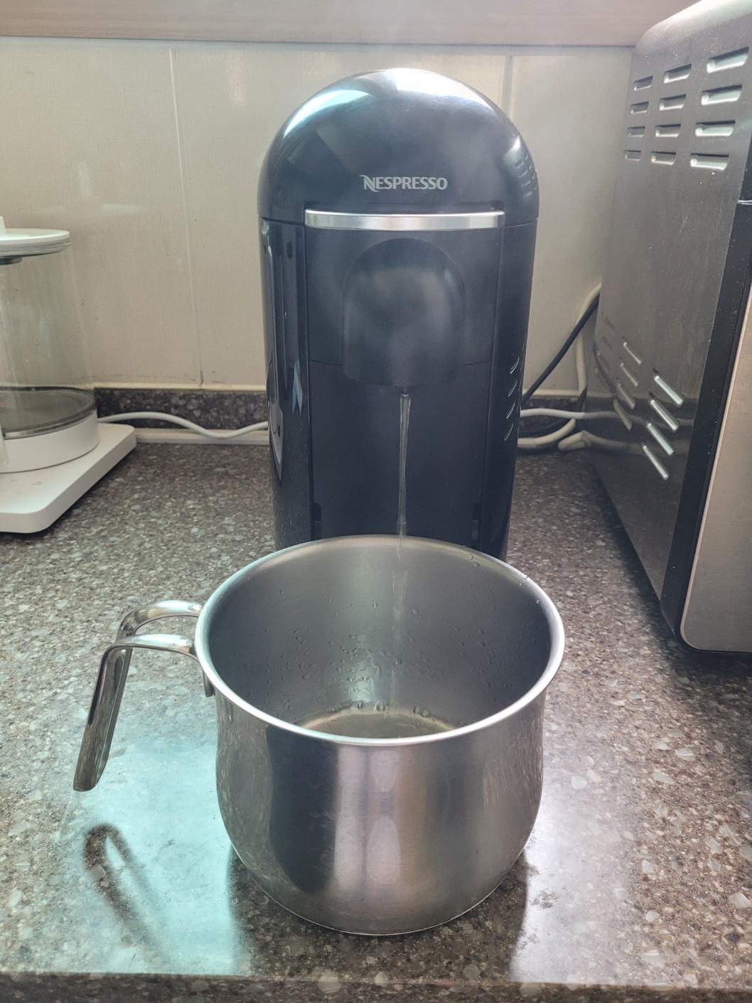 2. 커피 나오는 곳에 물 받을 용기 놓아주세요