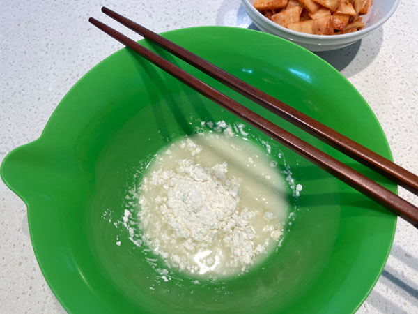 김치전 맛있게 하는 법 - 반죽 섞는 방법