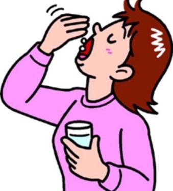 분홍옷을-입은-주근깨-여자가-두눈을-짃이-감고-입에-약을-털어넣는-모습