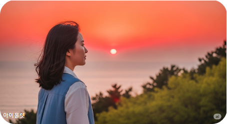 해질녘 하조대 전망대에서 여인이 바다를 바라보고 있는 장면
