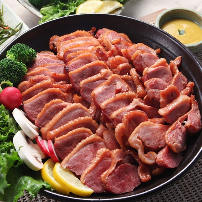 오리고기가 후라이펜에 올려져 있다.