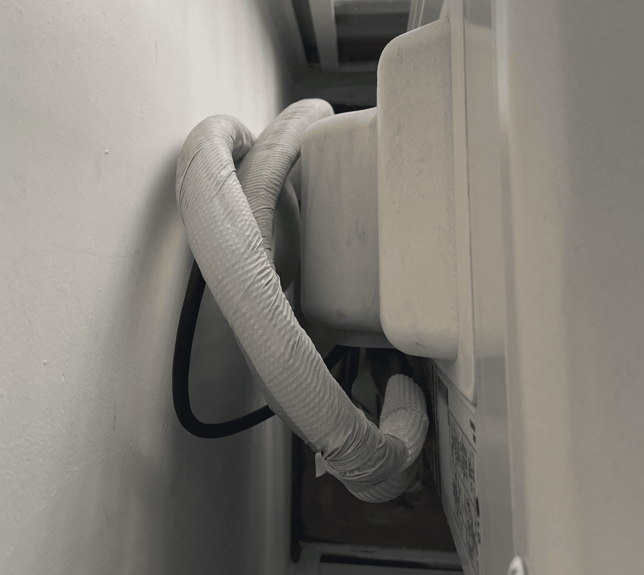 에어컨 실외기 측면 배관 돌출