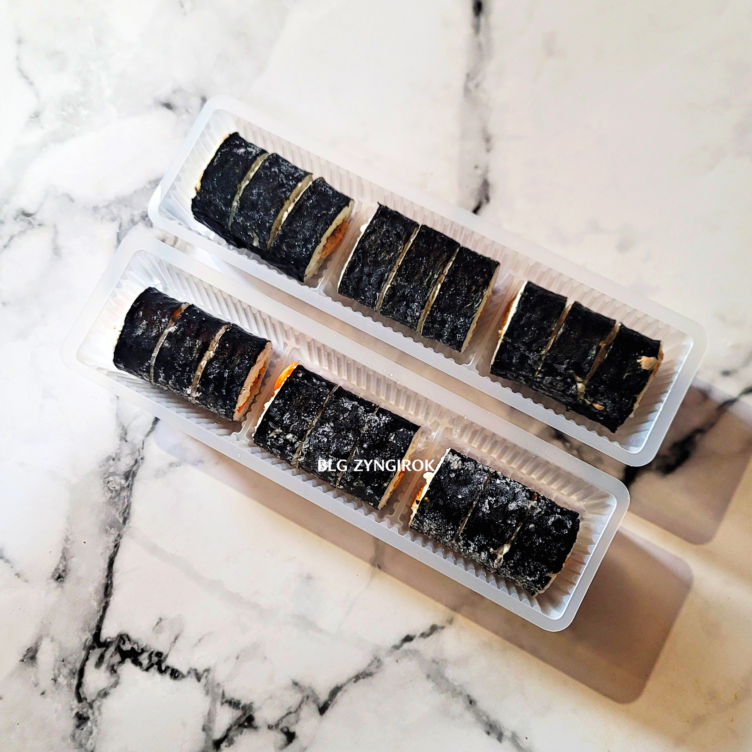 노브랜드 김밥이 플라스틱 트레이에 담겨져 있는 모습이다.