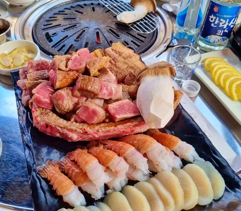 생방송오늘저녁 제주 판포포구 마장 건초 800도 짚불 구이 훈연 드라이 에이징 흑돼지 딱새우 키조개 관자 삼합 맛집 추천
