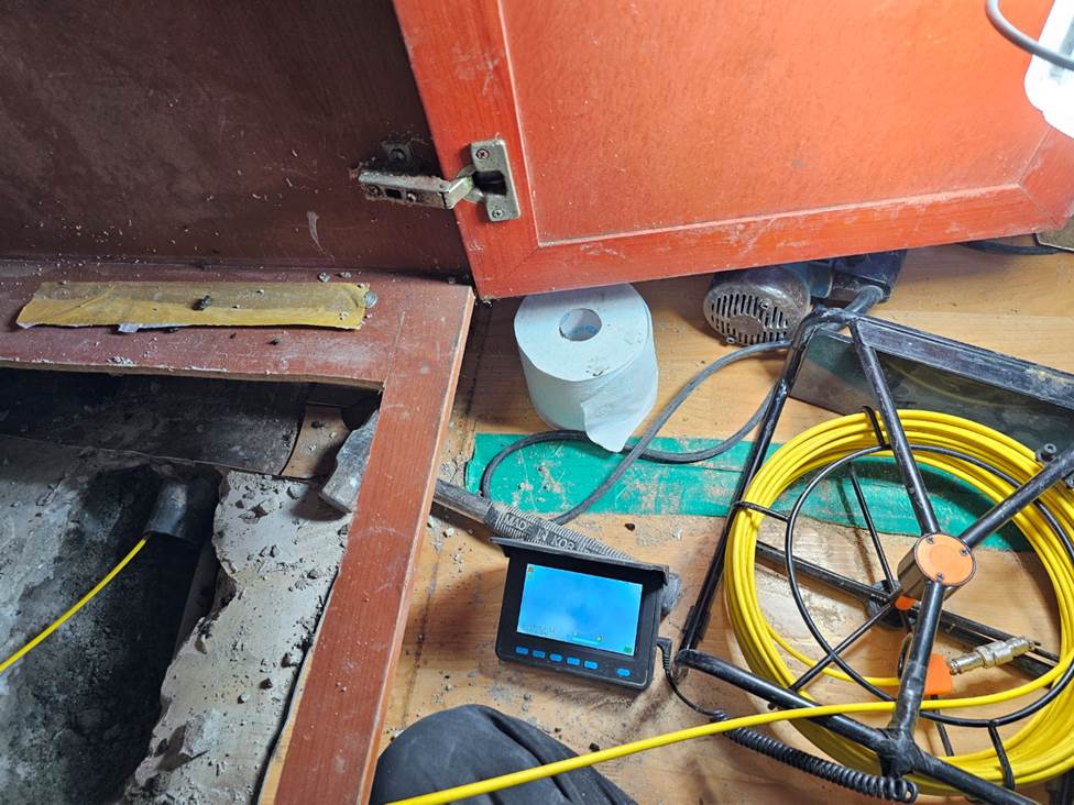하수파이프 내부를 확인하기 위해 내시경 카메라를 넣어 보는 장면