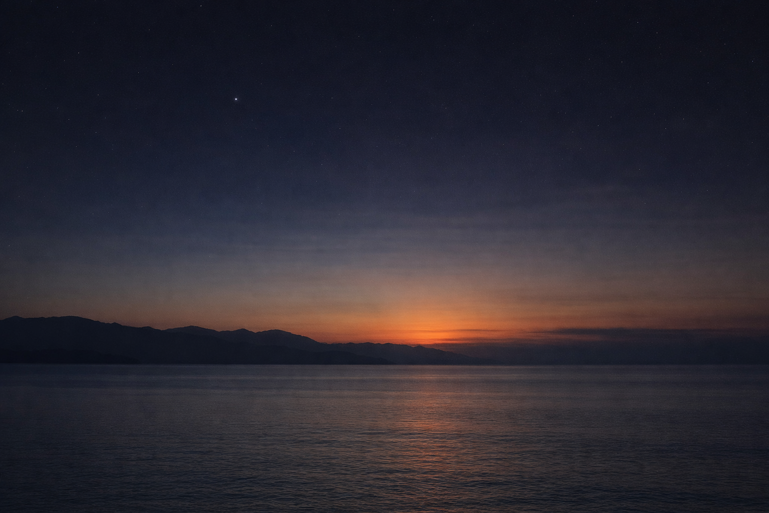 밤과 아침의 경계에서, 하늘 가장자리부터 옅어지는 새벽빛과 고요한 바다