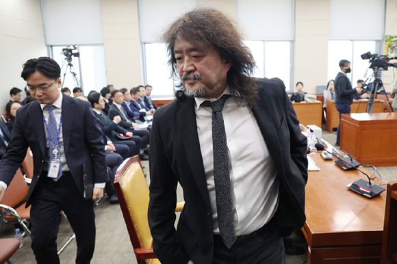 13일 국회 과학기술정보방송통신위원회 전체회의에서 방송인 김어준 씨가 계엄 당시 암살조 가동 등 제보 내용을 밝힌 뒤 회의장을 나가고 있다. [사진=연합뉴스]