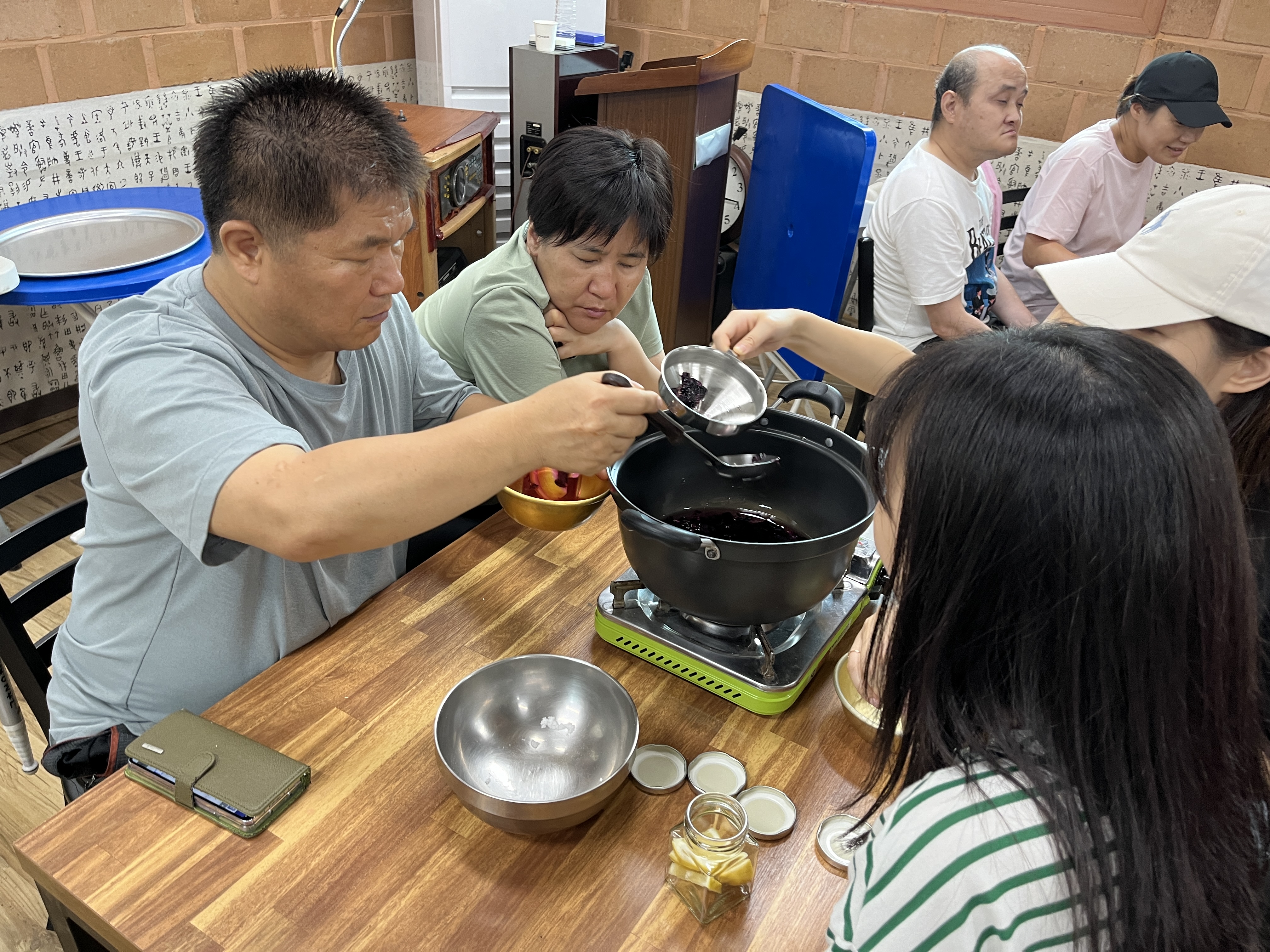 이미지설명: 식은 장미청을 유리병에 담는 모습