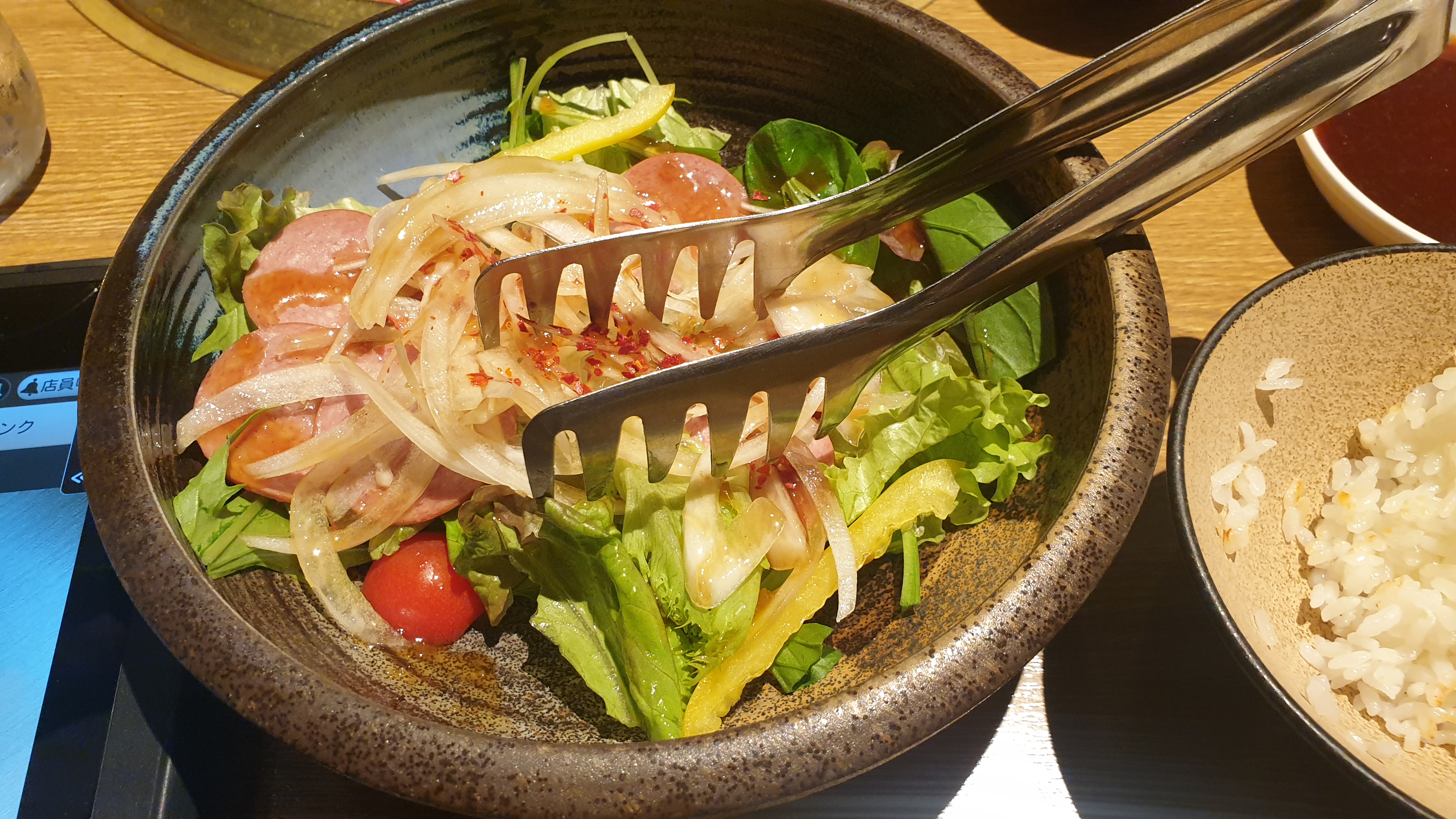 재팬비프센터 테이블 샐러드 나온 모습