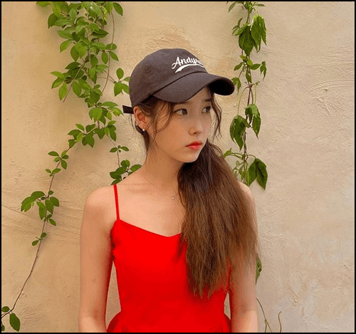 빨간-원피스를-입은-아이유가-어딘가를-보고-있는-사진