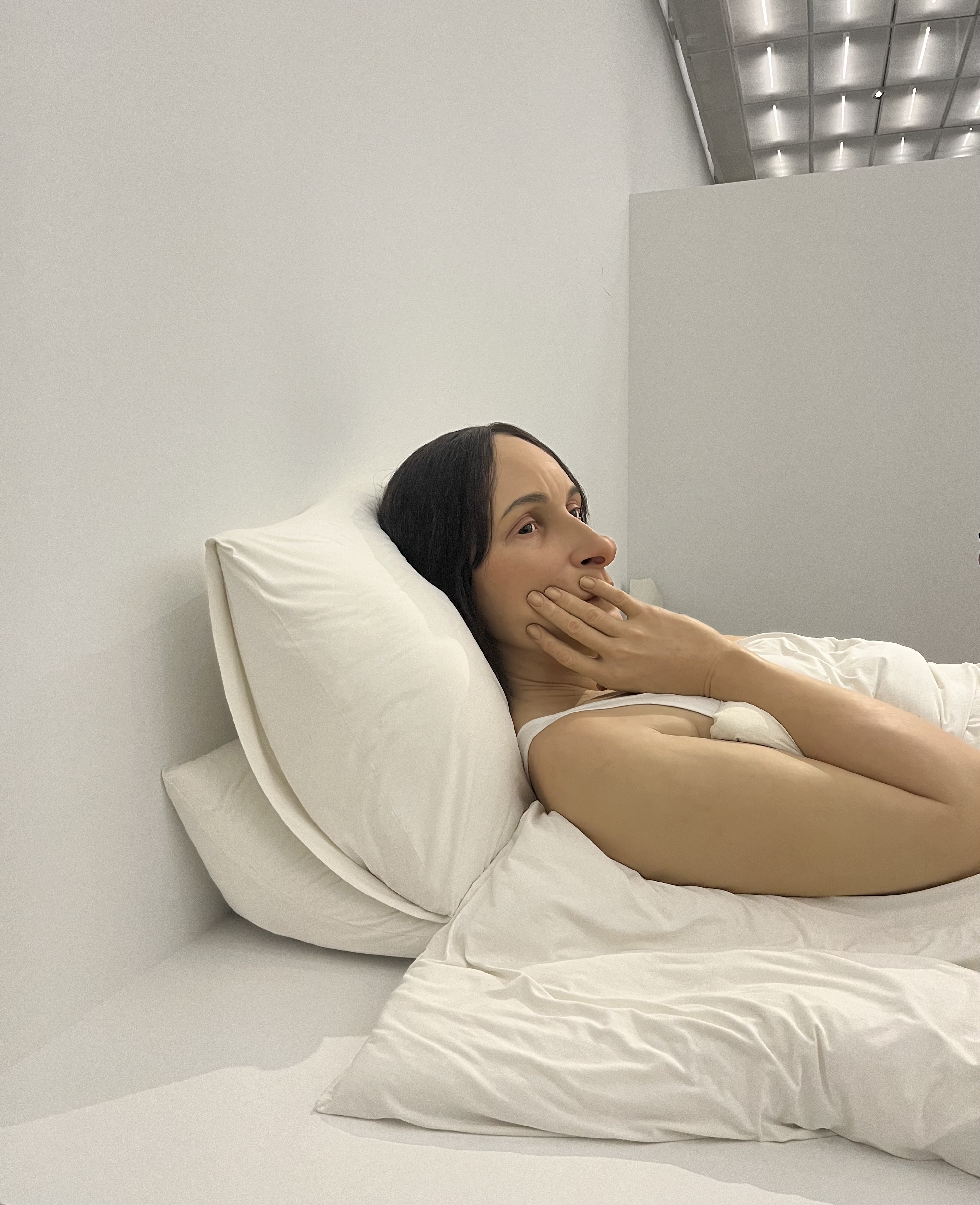 2025년 론 뮤익 전시 후기 ❘ 실제보다 더 진짜 같았던 인간의 얼굴
Ron Mueck - In Bed