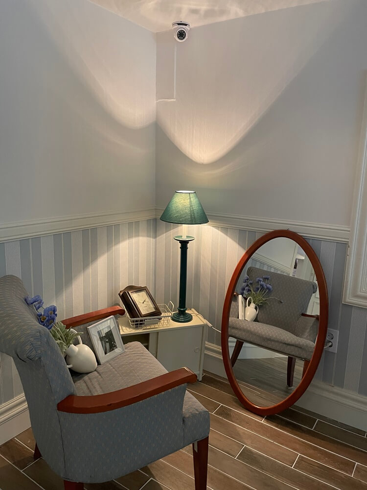 두명 앉기에는 좁은 의자에 포토존