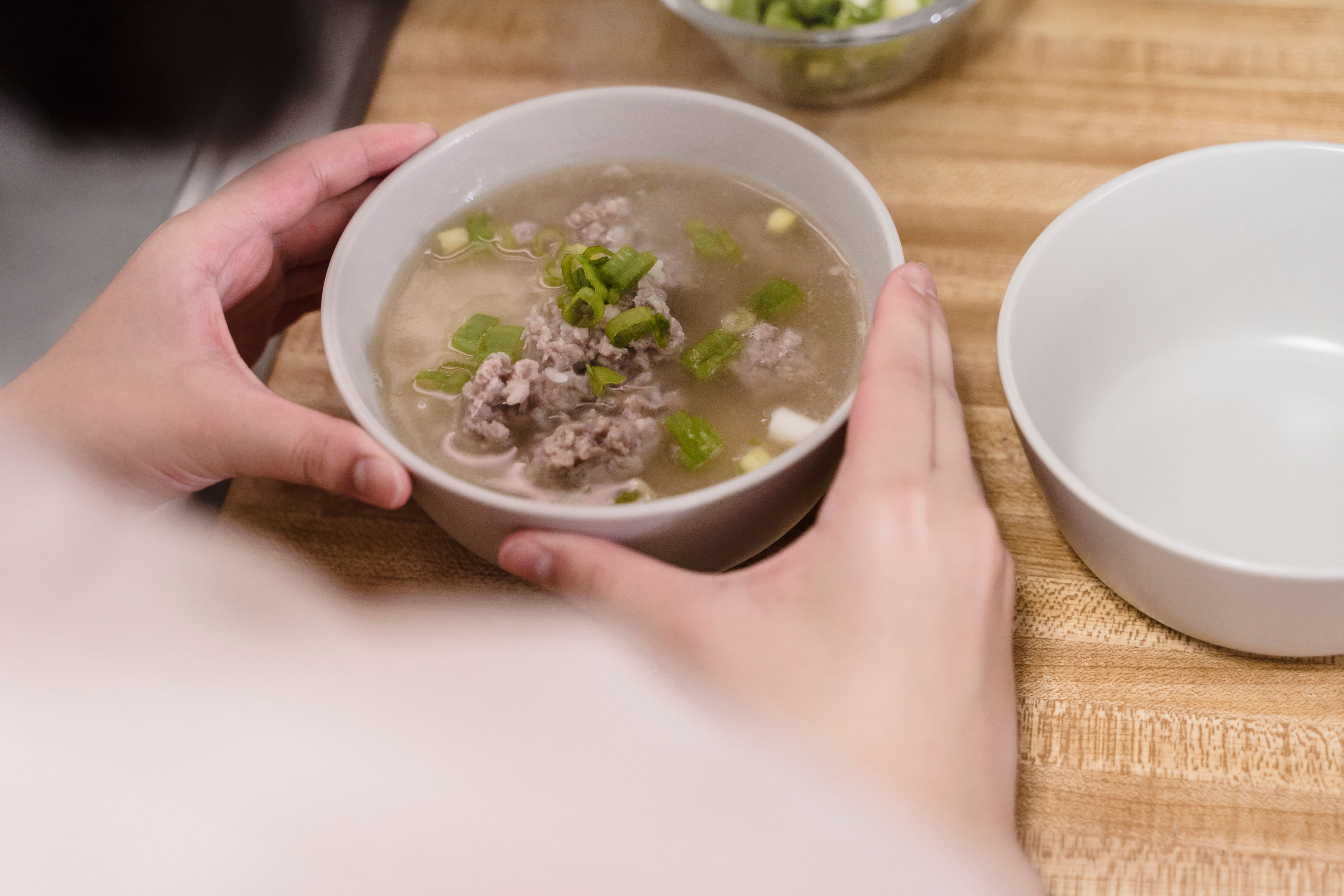 남은 국이나 찌개는 다시 먹기 전에 충분히 끓여주는 것이 좋음
