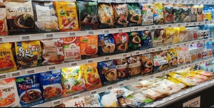 매장에 진열된 가공식품들 이미지