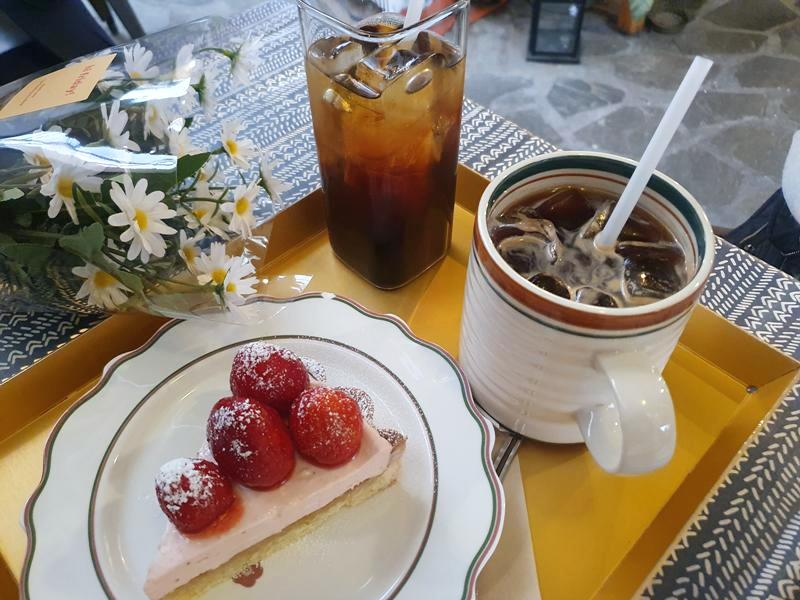 커피와-타르트와-꽃