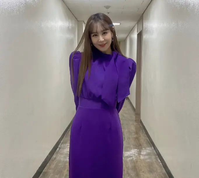 현역가왕- 보라색 원피스를 입고 긴 갈색 머리를 늘어뜨린채 귀여운 표정을 지으며 서있는 윤태화