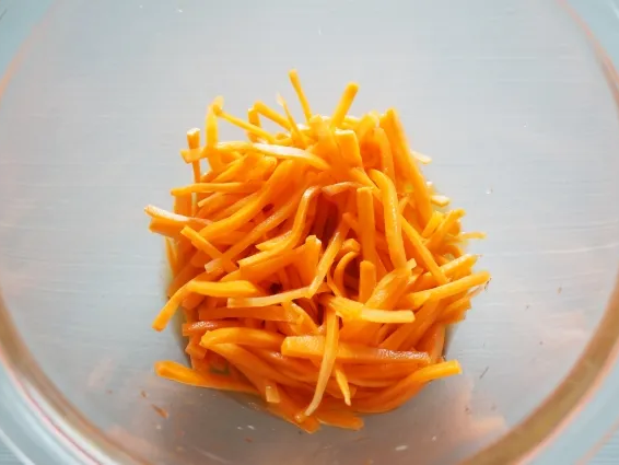 연근 샐러드 재료 당근 손질하기