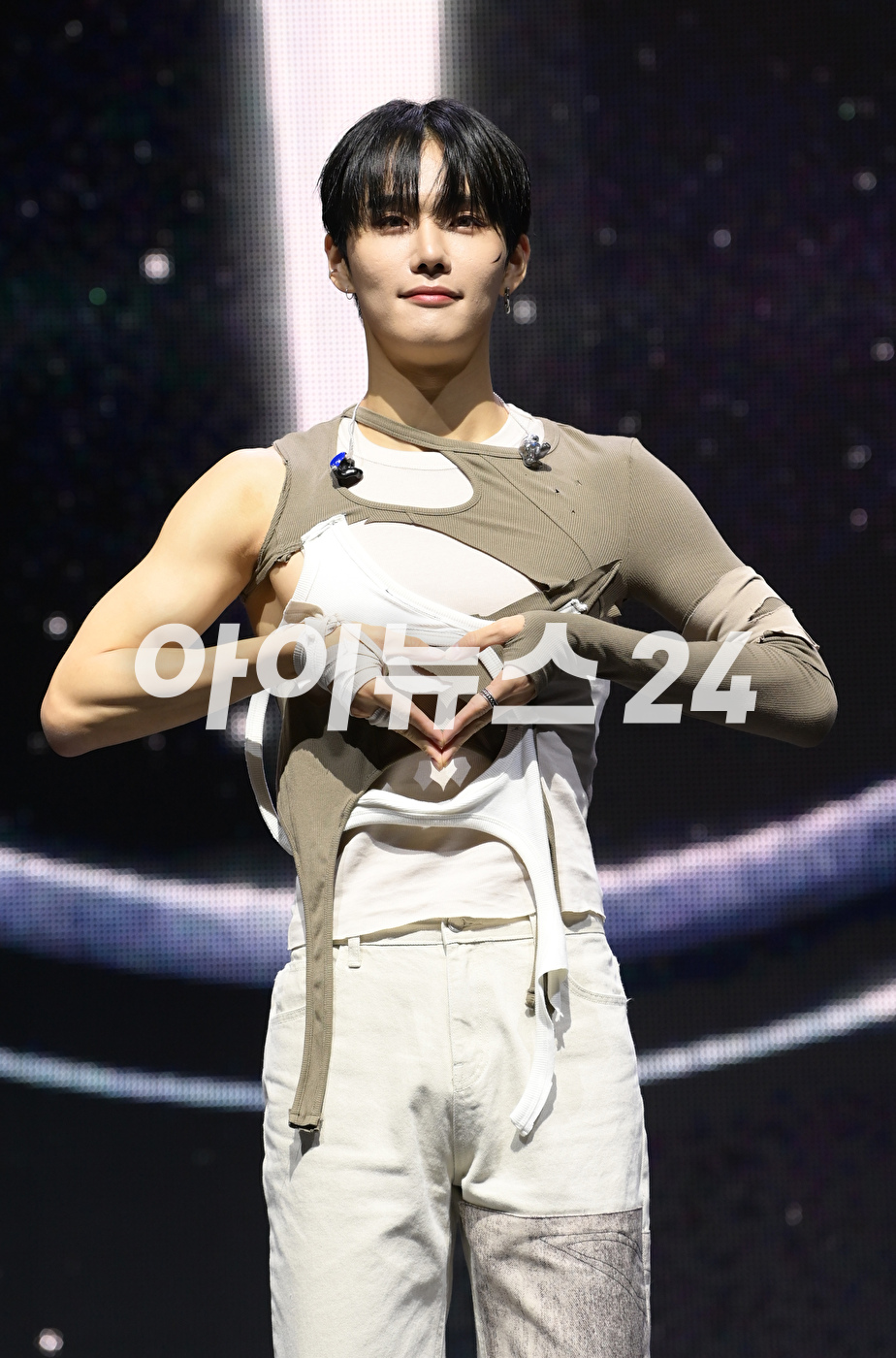 그룹 CIX 승훈이 29일 오후 서울 연세대학교 백주년기념관에서 열린 CIX(씨아이엑스)의 여섯 번째 EP '오케이 에피소드 2: 아임 오케이'(OK Episode 2 : I'm OK) 발매 기념 쇼케이스에 참석하고 있다. [사진=정소희 기자]