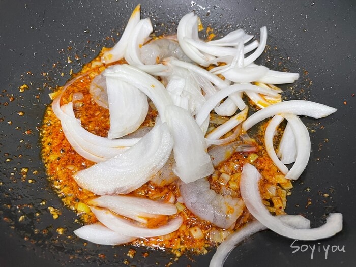 새우와-양파-넣기